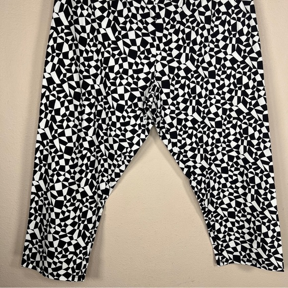 NEW JUNIORS BLACK WHITE GEOMETRIC CAPRI PANTS LEGGINGS STRETCH XXL 19 - Picture 2 of 10